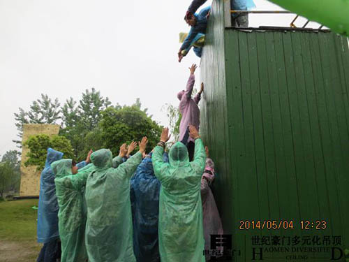 踩人墻爬高墻