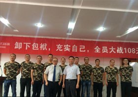 哦!原來他是如此的“妖艷”!!